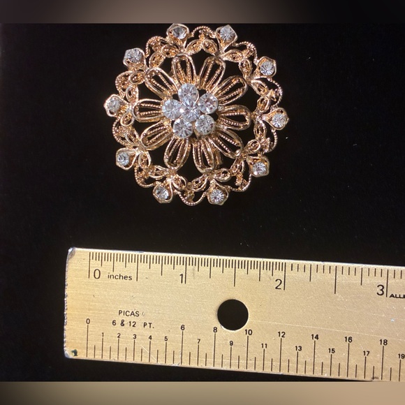 Vintage EUC Gold tone and rhonestone Brooch - Picture 9 of 9